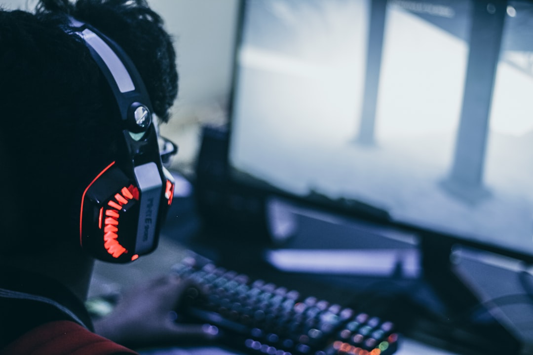 Pessoa com headset gamer jogando em setup iluminado