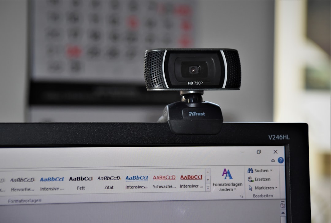 Setup home office com webcam sobre monitor
