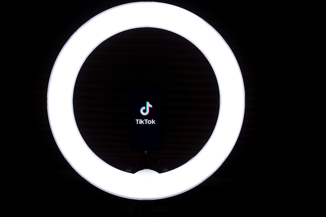Ring light circular iluminando setup de gravação