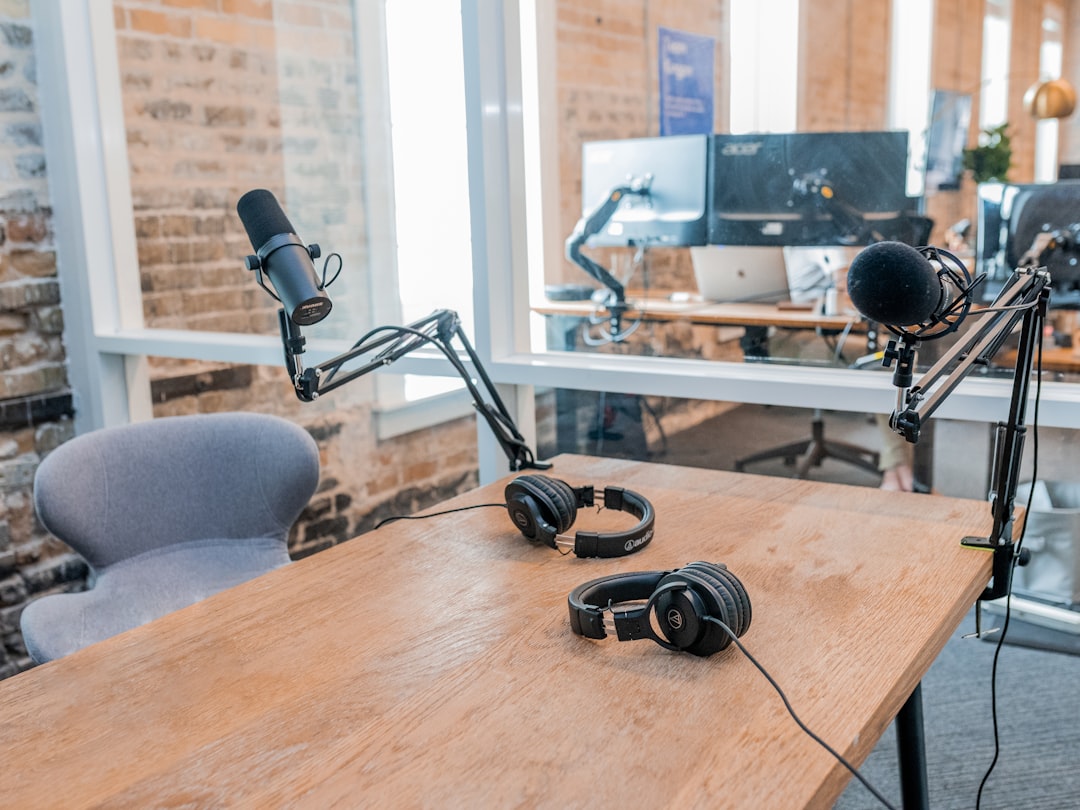 Fifine AM8 vs HyperX QuadCast (e QuadCast 2): qual vale mais em 2026?