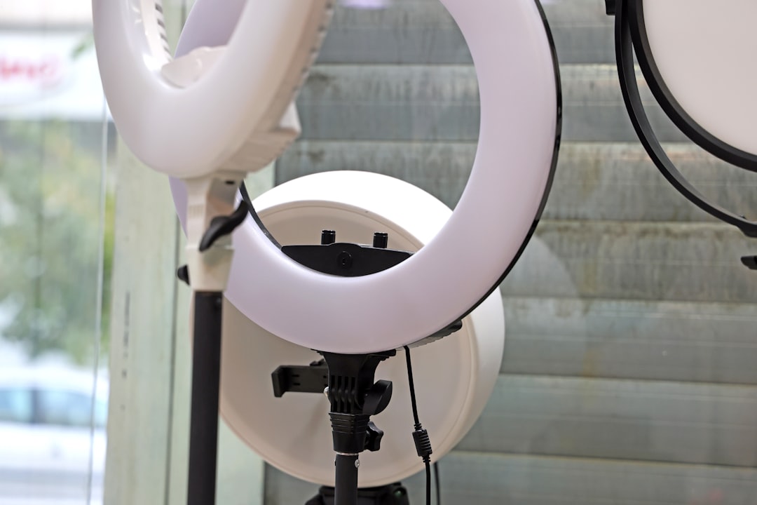 Ring Light ou Softbox: Qual Ilumina Melhor Seu Vídeo em 2026?
