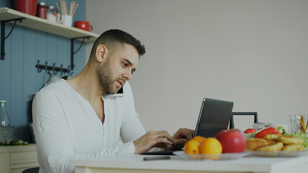 Microfone do notebook não funciona: as 3 camadas que ninguém explica