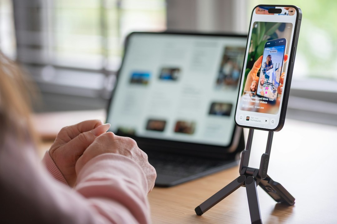 Braço articulado para celular: como gravar de cima sem tripé